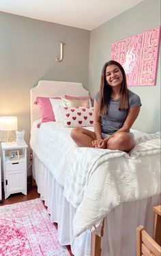 Feminine Dorm Room Ideas, Southern Dorm Room, Pink And Gold Dorm Room, Pink And White Dorm Room, Dorm Room Colorful, Light Pink Dorm Room, Mizzou Dorm, Dorm Room Ideas Pink, Colorful Dorm Room