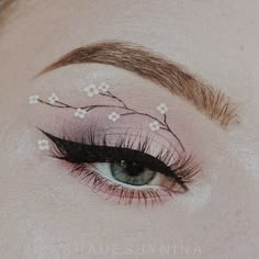 Makeup Inspo White Eyeliner, Eyebrow Art Makeup, Eyeliner Looks Colorful, Flowers Eye Makeup, Eyeliner Face Art, Eye Makeup White, Eye Makeup White Eyeliner, White Eyeliner Aesthetic