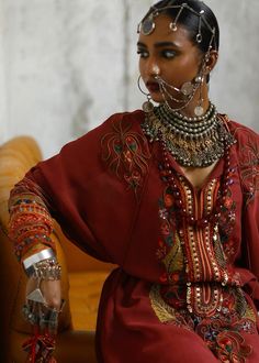 Rajasthan Aesthetic Outfits, Dravidian People, Morroco Outfits, Sudanese Women, South Asian Fashion, Pakistani People, Arabic Clothing, Red Henna, Pakistani Culture