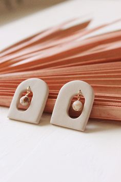 Welcome to house & honey. Our archway earrings in the colour sand, are part of our SS 2023 Collection. Inspired by movement, interior design and organic elements, they're unique and just plain fun to wear. The oversized studs create a statement without being over the top. Made with speckled polymer clay and wood jasper beads. They're super lightweight and very comfortable to wear. They will easily become your go-to pair this season. To see the rest of this collection, visit here https://www.etsy Everyday Beige Dangle Earrings, Beige Drop Earrings For Gift, Beige Drop Earrings As A Gift, Polymer Clay Bead Earrings, Brown Clay Earrings, Clay Earrings Simple, Clay Studs, Organic Elements, Gemstone Drop Earrings