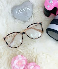 Eye Glasses Aesthetic Photography, Glasses Inspiration Aesthetic, Trendy Glasses Frames 2022, Glasses Women Fashion Eyeglasses, Stylish Glasses For Women, Eyeglass Jewelry