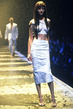 Alexander McQueen Spring/Summer 1998 "Golden Shower" Alexander Mcqueen Runway, Gisele Bündchen, Gisele Bundchen, Model Aesthetic, Model Life, Fashion Poses, Runway Fashion, Fashion Models