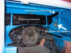 the front end of a blue truck with parts labeled in spanish and english on it