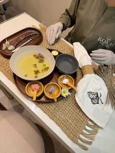 Manicure spa Spa Outside Design, Home Spa Service Ideas, Pedicure Tray Setup, Spa Manicure Photography, Diy Facial Station Spa Party, Nail Spa Aesthetic, Luxury Pedicure Spa Treatments, Home Service Nail Spa, Spa Pedicure Ideas