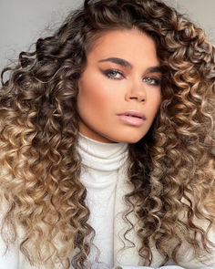 Curly girls run the world and sun-kissed highlights might just be their match made in hair goals heaven! We absolutely love this creation from Wella Passionista @ronanhairs (on Instagram). Keep coils healthy with our Nutricurls range – tap to shop now. Sun Kissed Highlights, Highlights Curly Hair, Girls Run The World, Warm Blonde, Match Making, Curly Girl, Sun Kissed, Coils