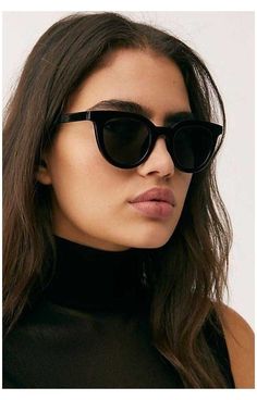 Cute Sunglasses For Women, Sun Glasses Outfit, Women’s Sunglasses, Women In Sunglasses, Black Sunglasses Outfit, Stylish Sunglasses Women, Goggles Sunglasses Women, Black Sunglasses For Women, Womens Round Sunglasses