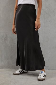 Luxurious satin fabric with a subtle sheen
Bias cut for a flattering drape and fluid movement
Maxi length for an elegant, floor-grazing silhouette
Pull-on style with an elasticated waistband for ease
Side slit detail for added movement and versatility
Exuding sophistication and versatility, this satin maxi skirt from Warehouse is a must-have for your evening wardrobe. Style it with a tucked-in camisole and strappy heels for a chic look at formal events like weddings or races. Alternatively, pair it with a fitted knit and ankle boots for an elevated yet effortless ensemble perfect for date nights or gallery openings. The bias cut and fluid drape allow for graceful movement, while the side slit adds a touch of modern allure. Skirts Satin, Occasion Dresses Wedding Guest, Fluid Movement, Graceful Movement, Satin Maxi Skirt, Petite Jumpsuit, Petite Coat, Blouse Sale, Tall Clothing