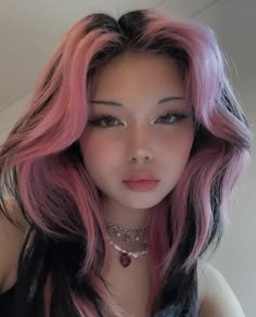 Burgandy Hair Pink Highlights, Pink Hair With Black Streaks, Pink Hair Black Highlights, Hairstyles Pink And Black, Pink To Black Hair, Draculaura Hair Short, Draculara Hair Dye, Pink And Black Hair Aesthetic, Pink Hair Inspo Aesthetic