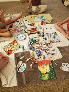 Paintings and supplies in a circle with friends Art Canvas Switching, Switching Canvas Painting, Switch Canvas Painting, Paint And Switch Every 5 Minutes, 5 Minute Painting Ideas, Sleepover Painting Ideas, Pass The Painting Game, Switch Every 5 Minutes Painting, Paint Ideas With Friends