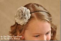 Instructions for making all kinds of hair bows Ribbons Hair, Pom Pom Headband, Headband Ideas, Make Hair Bows, Headband Tutorial, Ribbon Hair Bows, Flower Clip