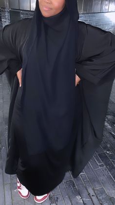 Hijabi Poses, 90s Beauty, Modest Girl, Masha Allah, All Black Fashion, Muslim Outfits Casual