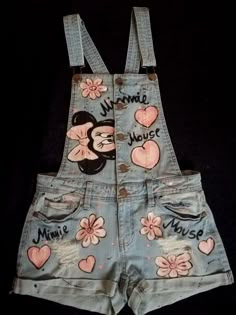 Painted Overalls, Custom Kids Clothes, Miki Mouse, Custom Jeans Diy, Cute Disney Outfits, Hand Painted Clothing, Blue Jeans Crafts, Denim Art