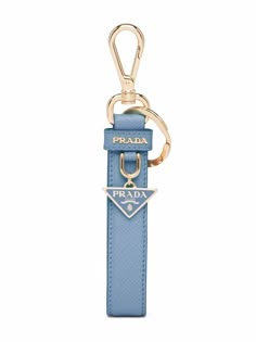 Monograma em tom dourado, logo triangular esmaltado, porta-chaves, fecho lagosta e ferragem dourada. Material: couro saffiano. Prada Keychain, Trendy Keychains, Car Keychain Ideas, Designer Keychain, Luxury Keychain, Keychain Blue, Prada Triangle, Accessory Inspo, Triangle Logo