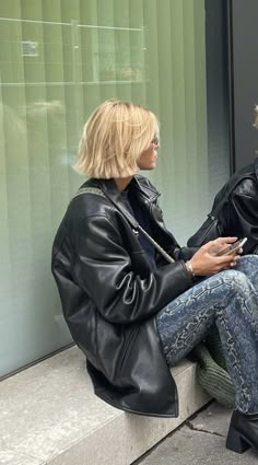 Bob Fall 2023, Blonde Mid Bob, Blonde Bob Outfits, Grace Brinkly Hair, Short Blonde Hair Outfits, Short Blonde Hair 2024, Bob Aesthetic Hair, Blonde Bob Aesthetic, Bob Hair Outfit