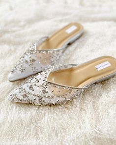 Pointed Bridal Shoes, Wedding Mules, Bride Flats, Classy Party, Embroidery Wedding, Elegant Flats, Simple Sandals, Clogs And Mules, Trendy Boots