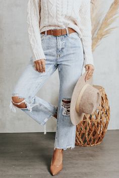 Light Denim And White Outfits, 30 Something Fashion Summer, Sweater And Jeans Outfit Spring, 2023 Weekend Outfits, Boise Outfits, Frayed Straight Leg Jeans, Trendy Jeans 2023 Women, Cold Spring Outfits 2023, Stone Washed Jeans Outfit