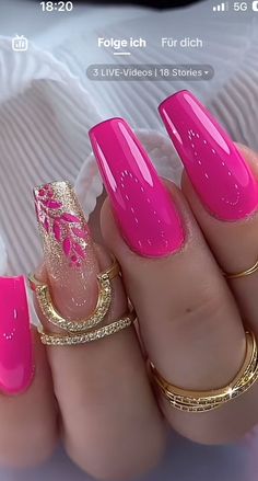 Red And Fuschia Nails, Hot Pink With Gold Nails, Hot Pink Gold Nails, Fuschia Nails Gel, Strong Nails Diy Remedies, Nail Art Fucsia, Fuschia Nails Design, Hot Pink And Gold Nails, Fuschia Nails