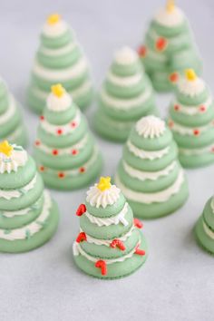 there are many green and white decorated cookies in the shape of christmas trees with stars on them