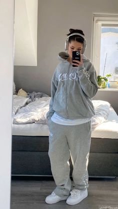 Dress Joggers Outfits, Outfit Ideas Tracksuit, Streetwear Outfit Plus Size, Uncuffed Sweatpants Outfit, Baggy Sweatpants Outfit Baddie, Oversized Tracksuit Outfit, Baggy Grey Sweatpants Outfits, Baggy Tracksuit Outfit, Tracksuit Outfit Aesthetic