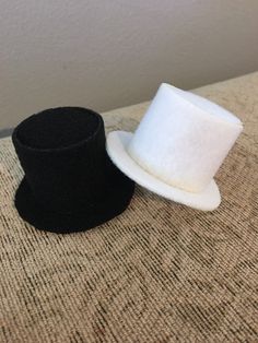 Set of 2 top hats 1 black and 1 white Mini Hats, Top Hats, Felt Christmas Ornaments, From Santa, Felt Christmas, Fur Slides, Santa Maria, Top Hat, Small Tops