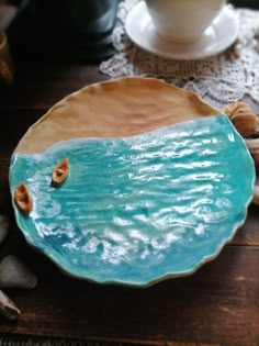 there is a plate that has been made to look like a fish in the water