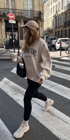 Chic Crewneck Outfit, Outfit With Crewneck, Gym Errands Outfit, Winter Crewneck Outfit, Overzised Sweatshirt Outfit, Sweatshirt And Sneakers Outfit, Varsity Sweatshirt Outfit, White Sweatshirt Outfit Street Style, Graphic Sweatshirt Outfit Street Styles