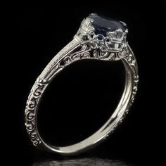 Wunderschönen Saphir Ring im Vintage Stil, der an die Jugendstil Ära der 1920er Jahre erinnert. Dieser wunderschöne Ring ist mit einem runden, natürlichen Saphir (ungefähr 1 Karat) versehen, der fest in dem soliden 14K Weißgold-Ring eingefasst ist. Dieser schöne Saphir misst 6 mm breit und der Ring ist 8,4 mm breit. Es handelt sich hier um einen qualitativ sehr hochwertiger Saphir, der garantiert natürlich ist. Die Farbe und der Schliff machen dies zu einem bemerkenswerten Stein, der diesen Ring Blue Wedding Rings, Art Nouveau Ring, Vintage Engagement Rings Sapphire, Floral Engagement Ring, Vintage Style Art, Vintage Sapphire, Style Art Deco, Modern Engagement Rings, Fine Ring