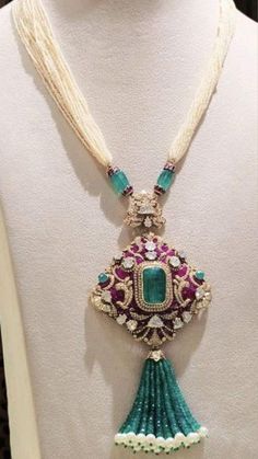 Uncut Pendants, Kundan Pendant Set, Indian Bridal Jewelry Sets, Antique Jewellery Designs, Beaded Jewelry Necklaces, Fancy Jewellery Designs, Jewelry Set Design