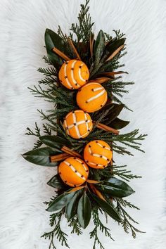 Tangerines, cinnamon, cloves, thuja Snow Globe Party, Diy Snow, Diy Snow Globe, Natural Christmas Decor, Christmas Tablescape, Spiderman Homecoming, Christmas Tablescapes, Deco Floral