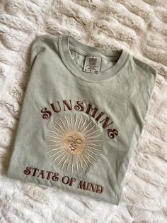 Show off your rays of sunshine with our Sunshine State of Mind Crewneck Sweatshirt! PLEASE BE SURE TO INPUT YOUR CORRECT SIZE/COLOR + SHIPPING ADDRESS. We will not be responsible if it is incorrect! SHIPS OUT IN 1-2 WEEKS WE WILL NOT BE RESPONSIBLE FOR EXTRA SHIPPING FEES (VARIES IN COUNTRIES) AFTER ORDERING, YOU WILL RECEIVE AN AUTOMATIC ORDER CONFIRMATION EMAIL. TO GET THIS, MAKE SURE YOU INPUT YOUR EMAIL CORRECTLY DURING CHECKOUT Model is wearing small Garment Information: 50% Cotton; 50% Pol Sunshine State Of Mind Tattoo, Granola Shirts, Granola Wardrobe, Simple Everyday Outfits Summer, Earthy Fashion, Pump Covers, Hippie T Shirt, Sunshine State Of Mind, Sunshine Shirt