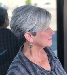 Stylish Undercut for Older Women Short Styles For Straight Hair, Haircuts For Older Women Over 60, Fine Flat Hair Haircuts Short, Short Grey Hair Over 60, Short Hair For Older Women, 60s Hairstyles, Short Hairstyles For Older Women, Straight Eyebrows, 60 Hair