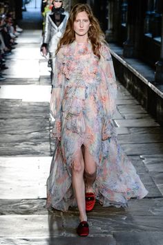 Gucci Resort 2017 Runway Inspiration, London Fashion Weeks, Romantic Dress, Closet Fashion, Runway Collection, Fashion Show Collection