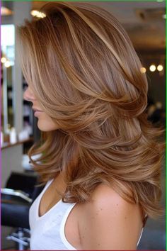 Honey With Blonde Highlights, Light Brown Hair With Strawberry Highlights, Highlights For Hair Ideas, Hair Color For Neutral Undertones, Dark Caramel Blonde Hair, Mechas Color Beige, Brown Hair With Ginger Highlights, Honey Colored Hair, Carmel Brown Hair