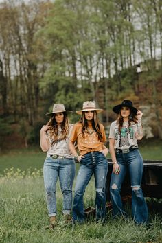 Dress Up Cowgirl Outfits, Womens Country Outfits, Cowgirl Outfits Party Western Style, Western Wear Outfits Casual, Trendy Cowgirl Outfits, Western Women Outfits, Boho Cowgirl Style Western Chic, Casual Western Outfits For Women, Cowgirls Outfits