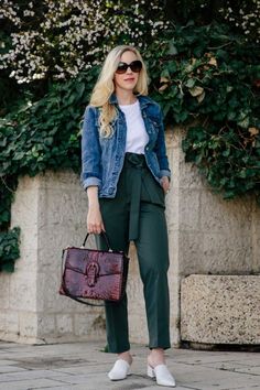 40 Casual Work Outfit Ideas to Be Non-Boring Paperbag Hose, Work Outfit Ideas, Olive Pants, Denim Jacket Outfit, Casual Work Outfit, Classy Casual, Business Outfit, Casual Work Outfits, Looks Chic