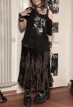 Fashion Outfits Alternative, Alt Outfits With Cargo Pants, Layered Gothic Outfits, Layered Tshirt Outfits Grunge, Aesthetic Outfits Alt, Earth Goth Aesthetic, Goth Whimsical Outfits, Vintage Alt Outfits, Plus Size Alt Fall Outfit