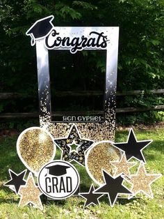 graduation decorations with congratulations written in black and gold on the front, surrounded by stars