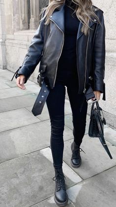 Doc Martens Outfit Leather Jacket, Vintage Leather Jacket Outfits, Fall Fashion Edgy, Black Leather Jacket Outfit, Outfit Botas, Stylish Winter Outfits, Leather Jacket Outfits, Mode Casual, Looks Black