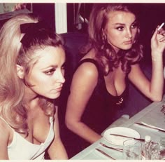 Sharon Tate & Barbara Bouchet 1960 Hair, Retro Ponytail, 60s Hairstyles, Barbara Bouchet, Fashion 60s, 60s Aesthetic, Model Tips, 1960s Hair, 60s Hair