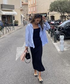 The Chicest European Summer Outfits To Copy ASAP | Le Chic Street What To Wear In Europe, Sandal Tali, Stile Hijab, European Summer Outfits, Modest Summer Outfits, Summer Work Outfits, Paris Outfits, Mode Casual