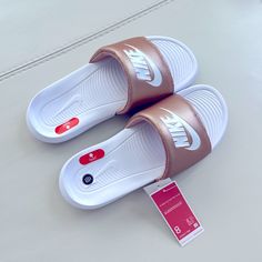 Brand New!!! Nike Slides With Enhanced Soft Materials Making It Super Comfy. Color Is White With Metallic Gold. Final Sale. No Return Or Exchange Pilates Shoes, Nike Benassi Duo, Nike Slippers, Pool Sandals, Nike Neon, Nike Slides, Tie Dye Women, Black Flip Flops, Slides Women