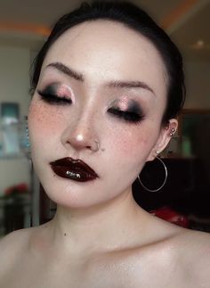 Alt Eyeshadow, Dark Ethereal Makeup, Dark Eyes Makeup, Purple Goth Makeup, Golden Makeup Look, Cool Eye Makeup, Feather Lashes, Makeup Reference, Makeup Look Ideas