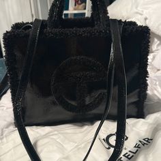 This Bag Sold Out As Soon As It Dropped. It’s In Excellent Condition Barely Used This Winter Telfar Duffle, Ugg Telfar, Telfar Black, Telfar Bags, Ski Outfits, Skiing Outfit, So Beautiful, Shoulder Bags, Skiing