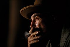 Daniel Day-Lewis towers in 1 of his best performances ever as Daniel Plainview in There Will Be Blood (2007). #Cinema #PaulThomasAnderson Best Movie Dialogues, Daniel Plainview, Daniel Day Lewis, Screenwriting Tips, Hollywood Poster, Jurassic Park 1993, Galaxy Movie, Movie Dialogues