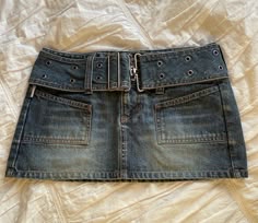 Y2k Miniskirt Outfits, 2000 Skirts, Grunge Mini Skirt, Fitted Y2k Denim Skirt, Early 2000s Denim Skirt, Y2k Fitted Denim Mini Skirt, 2000s Denim Mini Skirt, Skirt Aesthetic, Denim Mini Skirt Y2k