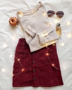 Burgundy skirts are a seasonal favorite. #stylediaries #styleinfluencer #momentsofchic #realoutfit #inmycloset #fallfashioninspo #lifestylefashion #ho Skirt Outfits Fall, Burgundy Skirt, Winter Skirt Outfit, Trendy Skirts, Influencers Fashion, Teenager Outfits, Casual Winter Outfits, Fashion 2018, Mode Vintage