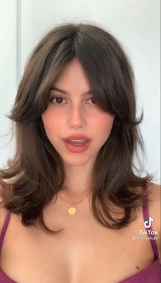 Mid Length Hair Feathered, Super Layered Hair With Curtain Bangs, Hair Ideas For Square Faces, Classy Shoulder Length Haircut, Short Current Bangs, Medium Length Haircut With Layers Wavy Hair, Short Hair With Layers And Bangs Fringes, 60s Medium Length Hairstyles, Short Hair With Layers Aesthetic