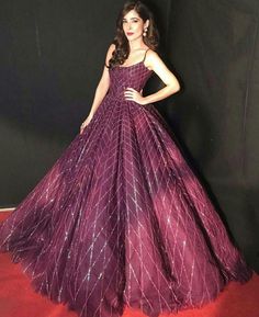 Latest Gown Designs Party Wear, Latest Gown Designs, Indian Party Wear Gowns, Gown Dress Design, Engagement Lehenga, Frocks And Gowns, Party Wear Gowns, Eye Lenses