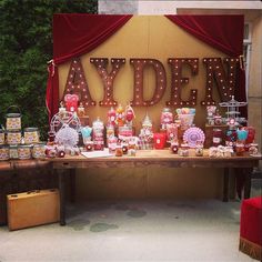 a table covered in candy and candies with the word'dydden'on it