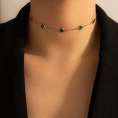 This Necklace Is A Wonderful Addition To Your Wardrobe And Your Style! This Unique Piece Is Sure To Get Lots Of Compliments! Collar Verde, Colar Chocker, Dainty Choker Necklace, Gold Chain Choker, Dainty Choker, Rhinestone Choker Necklace, Vintage Choker, Crystal Choker Necklace, Rhinestone Fashion